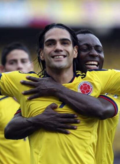 Falcao celebra con Armero uno de los tantos ante Paraguay