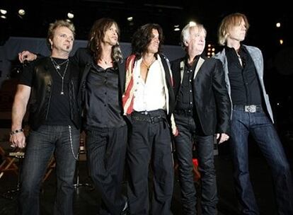 Parece ser que los años no pasan en balde para los integrantes del grupo Aerosmith. El bajista Tom Hamilton se ha convertido en el tercer miembro de la banda obligado a dejar los escenarios por un tiempo, después de los problemas de salud de Tyler y Whitford. El músico ha abandonado la gira de este verano para recuperarse de una intervención quirúrgica. Su sustituto: el músico Brad Whitford, quien también fue operado recientemente. La banda, compuesta por Steven Tyler, Joe Perry y Joel Kramer, comenzó su ronda de conciertos hace unos días en el anfiteatro Lakewood de Atlanta (EE UU).