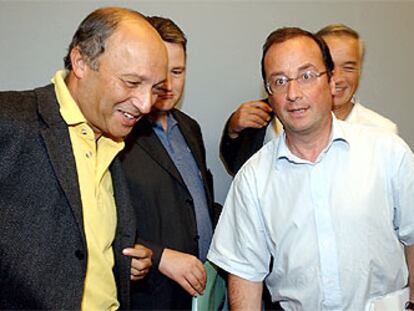 El ex primer ministro Laurent Fabius (izquierda), junto al líder del Partido Socialista, Francois Hollande, en 2002.