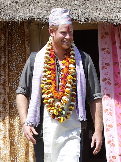 Tras la visita por el pueblo, en la que el príncipe ha hablado con varios grupos de habitantes, los locales le han ataviado con distintos collares de flores y el gorro tradicional, tras pintar en su frente una marca roja.