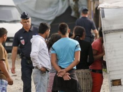 La polic&iacute;a francesa evacua a un grupo de gitanos cerca de Lion. 