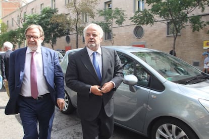 Juan Luis Cebrián, presidente del Grupo Prisa, e Ignacio Polanco, presidente de honor, acuden a la capilla ardiente de Isidoro Álvarez.