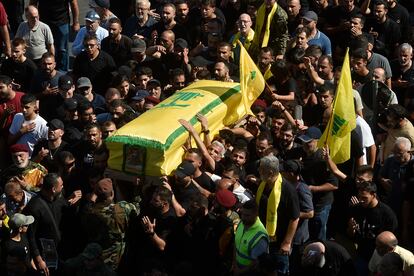 Procesión fúnebre del comandante de Hezbolá Ali Jamal Aldin Jawad, muerto en un ataque israelí, en Líbano este martes.