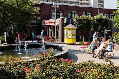 Plaza principal de Hogeweyk. La residencia recrea un pequeño pueblo a las afueras de la localidad holandesa de Weesp.