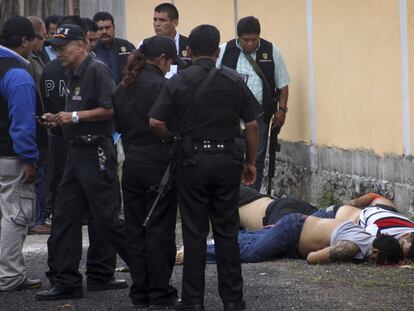 Agentes de policía rodean los cadáveres de cuatro hombres asesinados cerca de Veracruz, en México.