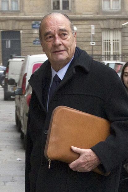 Jacques Chirac se dirige hacia su oficina en París, el  31 de enero de 2011.