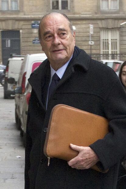 Jacques Chirac se dirige hacia su oficina en París, el 31 de enero de 2011.