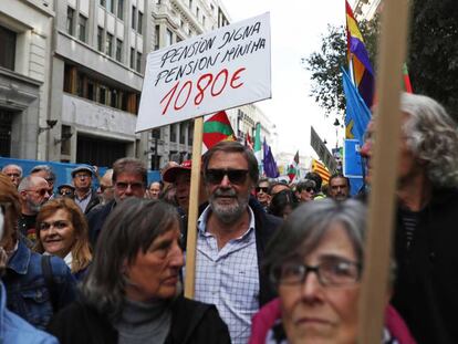 Miles de jubilados se manifiestan por una pensión digna en Madrid.