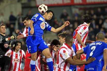 Miku intenta el remate ante la oposición de Reyes en un córner del Getafe.