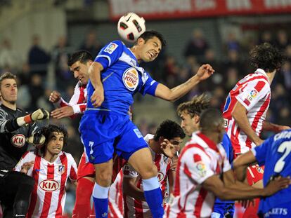 Miku intenta el remate ante la oposición de Reyes en un córner del Getafe.