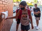 Un alumno se pone gel hidroalcohólico en la escuela rafael Casnova de Badalona antes de entrar en el centro.