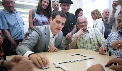 Albert Rivera juega una partida de dominó con un grupo de jubilados.