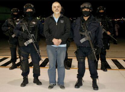 Eduardo Arellano Felix, en una base de ciudad de México, custodiado por dos policías.