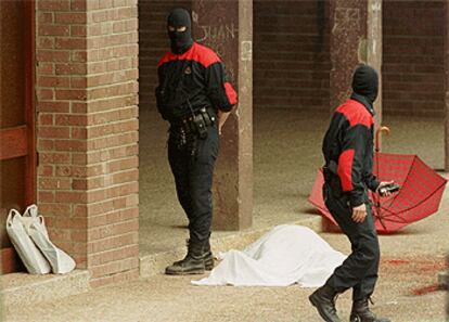 El cadáver de López de Lacalle, junto a la bolsa con los periódicos que acababa de comprar cuando fue asesinado por ETA.