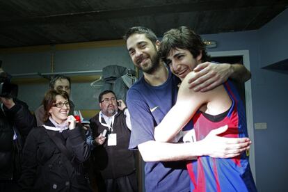 Juan Carlos Navarro y Ricky Rubio se abrazan tras la victoria en el cuarto partido de los cuartos de final de la Euroliga entre el Real Madrid -  Barcelona, en el Palacio Vistalegre, donde gano el Barcelona (78 - 84), el 1 de abril de 2010. 