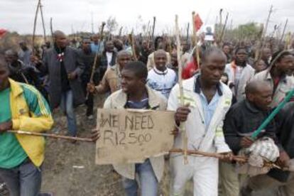 En la imagen del pasado 5 de septiembre, miles de trabajadores de la compañía británica de Lonmin protestando a las puertas de la mina Karee exigiendo una subida de salario en Marikana (Sudáfrica).