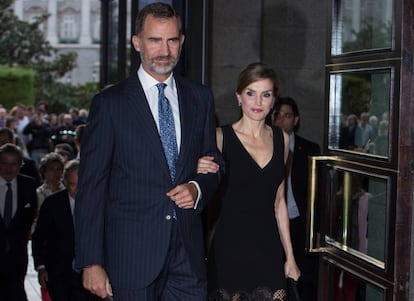 El rey Felipe y doña Letizia, vestida de Felipe Varela, el pasado jueves en el Teatro Real..