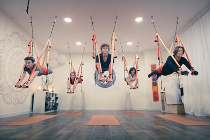 Un grupo de mujeres, en una clase de aeroyoga en el centro Cuerpo y Alma, en Madrid.