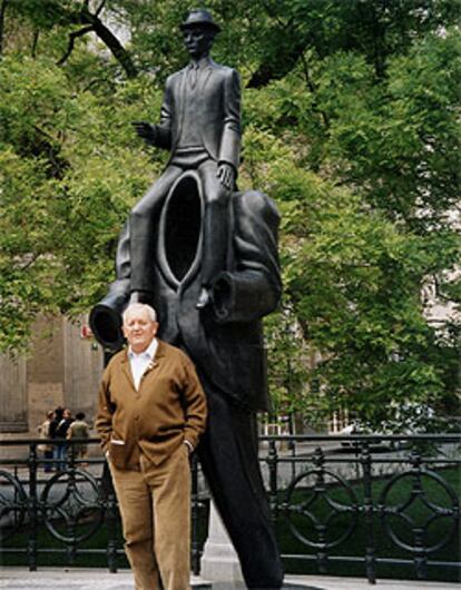 El autor, ante una escultura de Franz Kafka, en Praga.