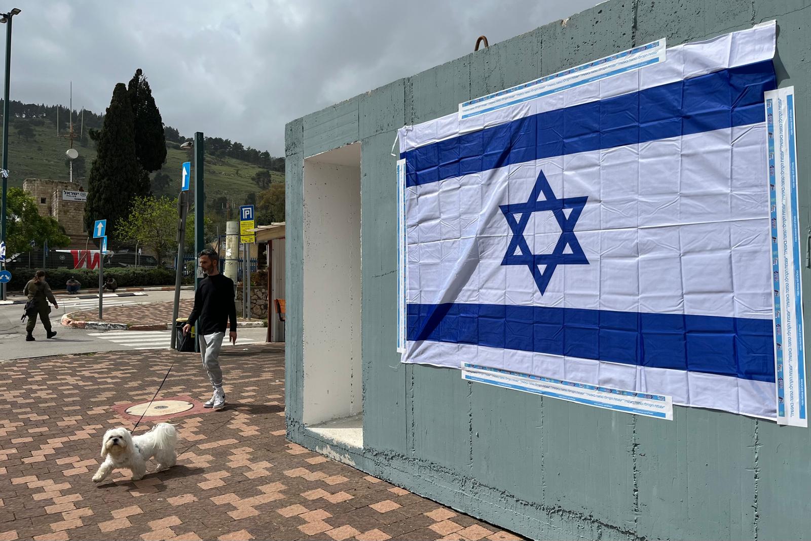 Bandera de Israel en un refugio móvil de hormigón contra los proyectiles, este domingo en Kiryat Shmoná, en el norte de Israel