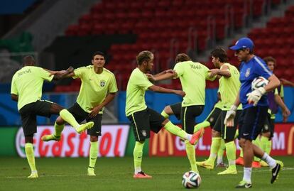 Jogadores brasileiros treinam para a partida contra Camarões em Brasília.