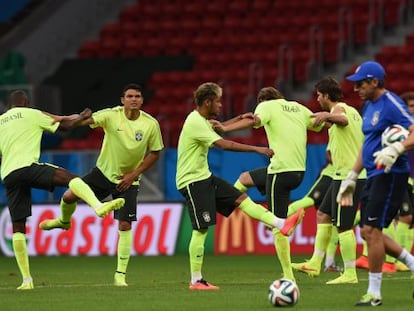 Jogadores brasileiros treinam para a partida contra Camarões em Brasília.