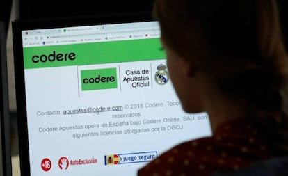 Un joven mira en su ordenador la página de la empresa de juegos Codere. EFE/Sergio Barrenechea/Archivo