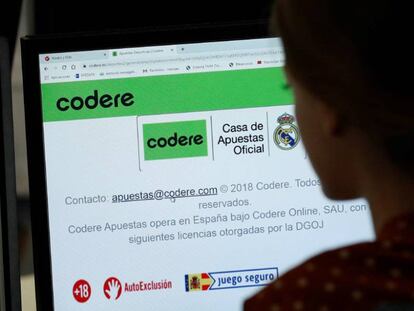 Un joven mira en su ordenador la página de la empresa de juegos Codere. EFE/Sergio Barrenechea/Archivo