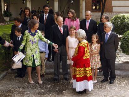 Sus Majestades los Reyes de Espa&ntilde;a y la escritora Elena Poniatowska, en la entrega del Premio Cervantes. 