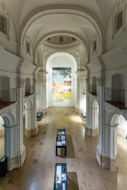 Vista de la Sala Verónicas, con el políptico de la artista Rosell Meseguer en lo que fue la cabecera de la iglesia barroca.