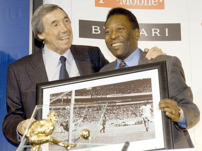 El antiguo portero de la selección inglesa Gordon Banks sostiene junto al brasileño una foto de la antológica parada que hizo Banks a Pelé en el Mundial de México de 1970. Banks y Pelé posan durante la conferencia de prensa en Londres en la que Pelé presentó, en el 100º aniversario de la FIFA, la lista de los 100 futbolistas vivos más grandes de la historia, en 2004.