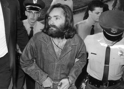 Charles Manson es conducido a los juzgados en Los Angeles, California, el 3 de diciembre de 1969.