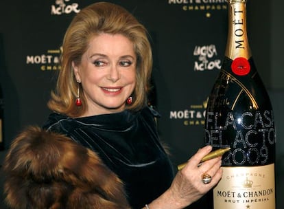 Catherine Deneuve ha dado una breve rueda de prensa en Madrid para apoyar una subasta benéfica de doce botellas de champán Moet and Chandon, firmadas por grandes estrellas. La recaudación irá a la Fundación Casa del Actor, que ofrece un retiro digno a una profesión en la que "la jubilación no la marca la edad, sino la falta de oportunidades", ha reconocido la actriz. Además, la francesa ha afirmado que prefiere "el <i>glamour a l'amour</i>" ("el glamour al amor").