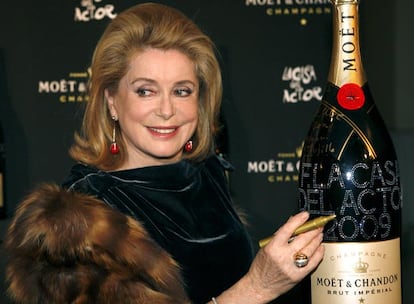 Catherine Deneuve ha dado una breve rueda de prensa en Madrid para apoyar una subasta benéfica de doce botellas de champán Moet and Chandon, firmadas por grandes estrellas. La recaudación irá a la Fundación Casa del Actor, que ofrece un retiro digno a una profesión en la que "la jubilación no la marca la edad, sino la falta de oportunidades", ha reconocido la actriz. Además, la francesa ha afirmado que prefiere "el <i>glamour a l&#39;amour</i>" ("el glamour al amor").