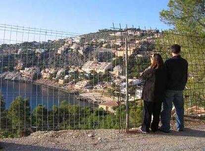 Familiares de los afectados, al borde de la parcela en disputa en Cala Llamp (Andratx).