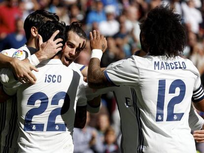 Isco, Morata y Marcelo felicitan a Bale tras un gol.