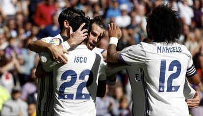 Isco, Morata y Marcelo felicitan a Bale tras un gol.