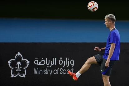 Dani Olmo durante el entrenamiento de este sábado en Yeda, en la víspera de la final de la Supercopa de España ante el Madrid.