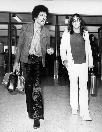 Guitarist Jimi Hendrix, upon his arrival in London in August 1970. In hand, a leather vanity case and a mini travel bag.
Archives/Getty Images)