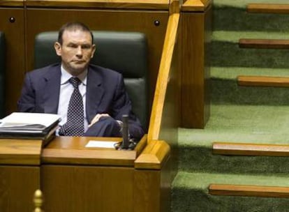 El <i>lehendakari,</i> Juan José Ibarretxe, en el pleno sobre víctimas del terrorismo en el Parlamento vasco.