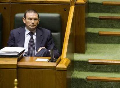 El <i>lehendakari,</i> Juan José Ibarretxe, en el pleno sobre víctimas del terrorismo en el Parlamento vasco.