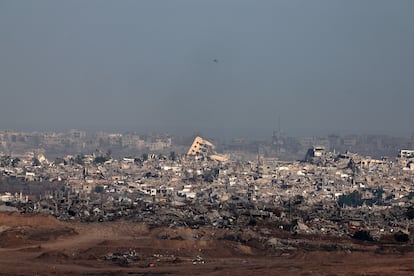 La ciudad de Beit Hanoun, en el norte de Gaza, destruida por los bombardeos de Israel, este martes.