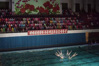Evento de natación sincronizada en Pyongyang (Corea del Norte), el 15 de febrero de 2017. La gala fue parte de las celebraciones por el 75 aniversario de Kim Jong-II.