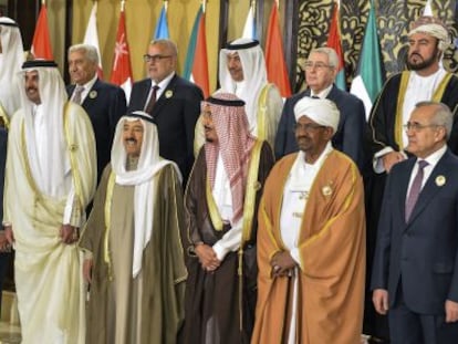 Foto de familia de la cumbre anual de los jefes de Estado de la Liga &Aacute;rabe en Kuwait el martes 25 de marzo de 2014. 
