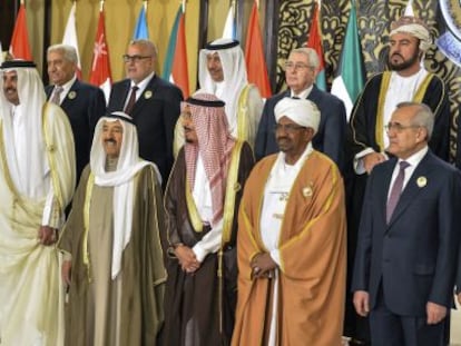 Foto de familia de la cumbre anual de los jefes de Estado de la Liga &Aacute;rabe en Kuwait el martes 25 de marzo de 2014. 