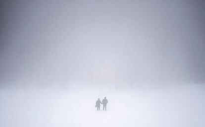Una pareja camina durante una fuerte nevada en la ciudad de Ifrane (Marruecos), el 21 de enero de 2017.
