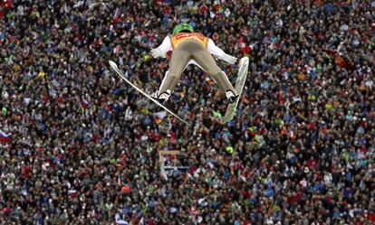 El esquiador esloveno Peter Prevc compite en el tradicional Torneo de los Cuatro Trampolines en Garmisch Partenkirchen (Alemania).