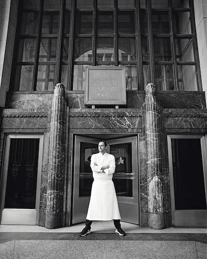 El chef, en la entrada de Eleven Madison Park.