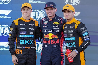 Max Verstappen, de Red Bull, entre los pilotos de McLaren, Oscar Piastri y Lando Norris, los tres primeros en la 'pole' en Suzuka (Japón).