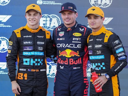 Max Verstappen, de Red Bull, entre los pilotos de McLaren, Oscar Piastri y Lando Norris, los tres primeros en la 'pole' en Suzuka (Japón).